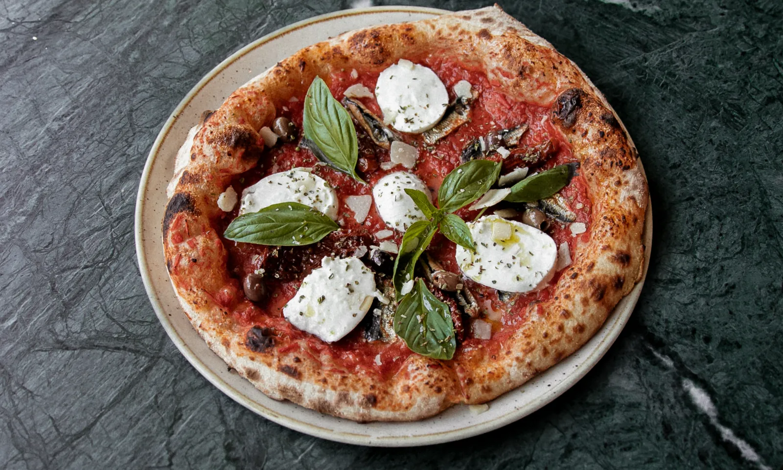 Pizza Italian Queen au four Ă bois
