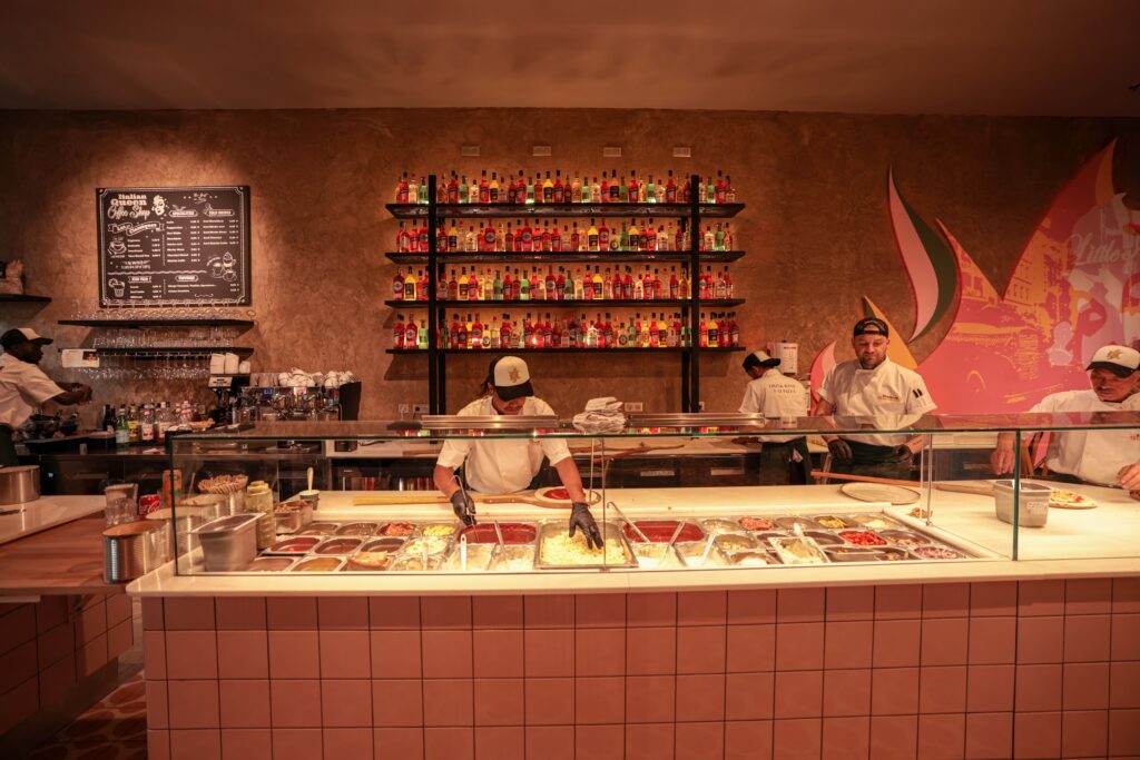 L'équipe derrière le comptoir et le mur d'ingrédients