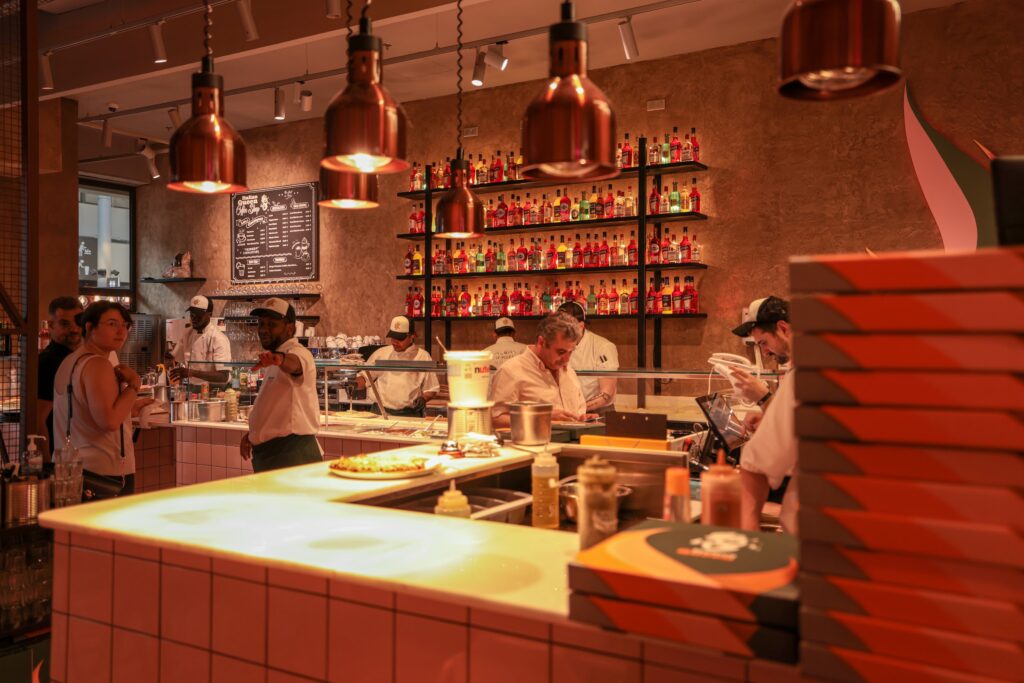 Le comptoir de service et l'équipe en cuisine
