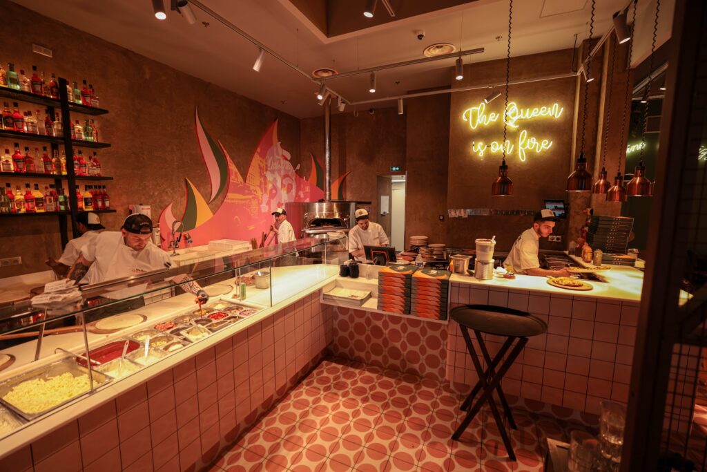 La vitrine et le comptoir de service