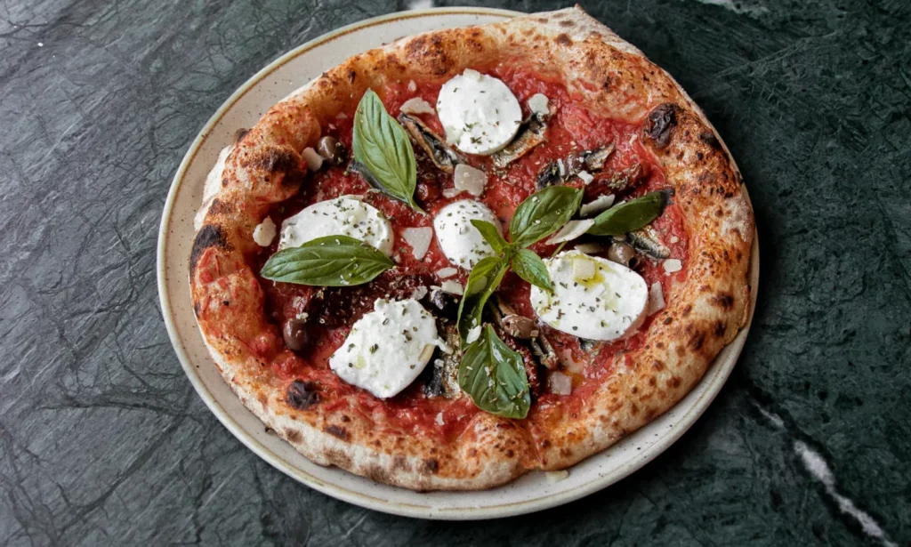 Pizza napolitaine d’Italian Queen, cuite au four à bois